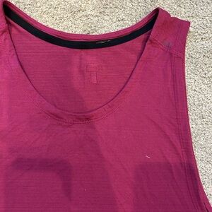 Men's Lululemon magenta tank Size medium